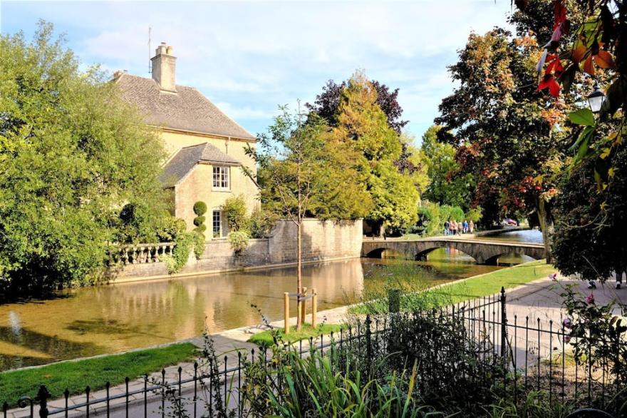 Fairlie Cottage Overlooks The River In Bourton-On-The-Water Parking For 3 Cars.