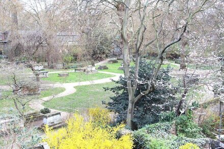 Atmospheric Bloomsbury Flat With A Green View