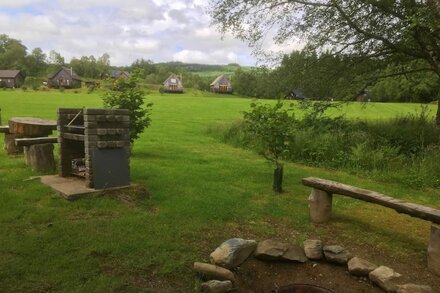 Onida Cabin - Log cabin with hot tub in stunning location close to loch shore