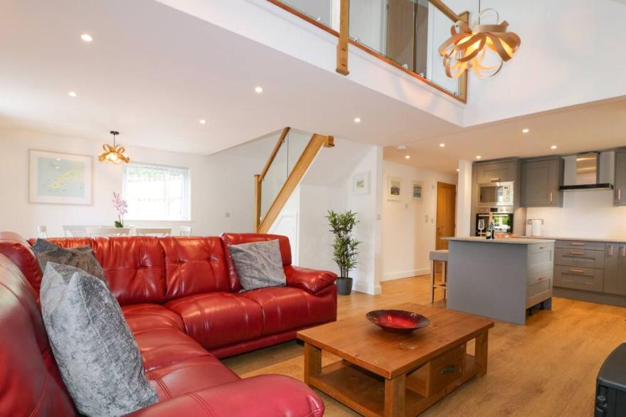 THE COWSHED, pet friendly, luxury holiday cottage in Porth