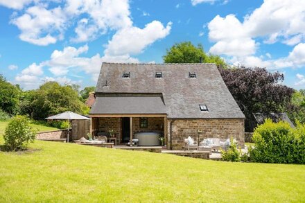 5* LUXURY LODGE STYLE BARN, HOT TUB, LOG BURNER, STUNNING PEAK DISTRICT HAMLET,