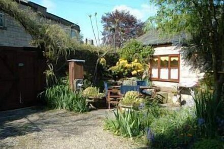 Character Cottage - walking distance of city - free secure parking & wi fi