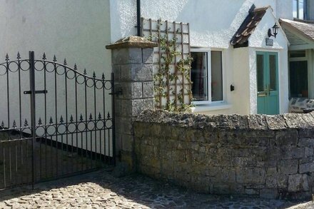 Quantock Cottage, Stogursey- 400 year old spacious and quirky cottage