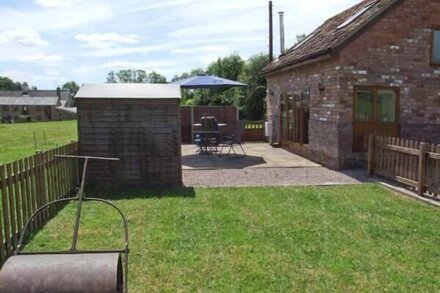 MALLARD, pet friendly, character holiday cottage in Newnham-On-Severn