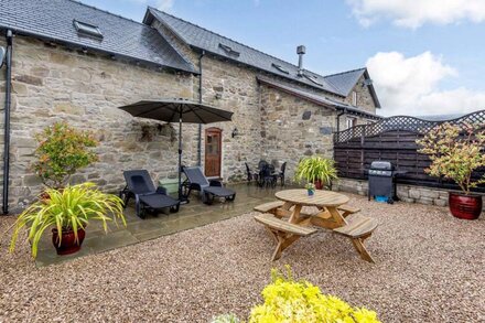 THE STABLES, family friendly, with a garden in Llanfair Caereinion