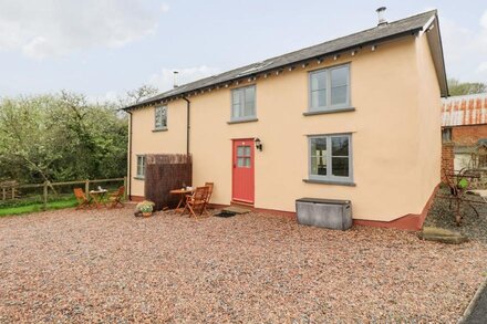 APPLE COTTAGE, family friendly, country holiday cottage in Crediton