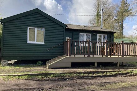 SEADRIFT CABIN, pet friendly, with open fire in Llansteffan