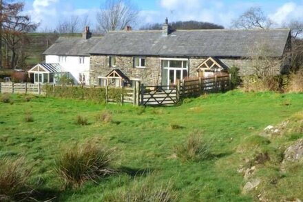 PHEASANT COTTAGE, pet friendly, character holiday cottage in Cartmel