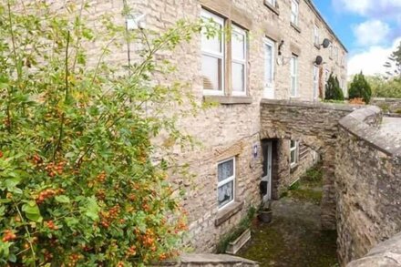 2A BRIDGE APARTMENTS, pet friendly in Masham