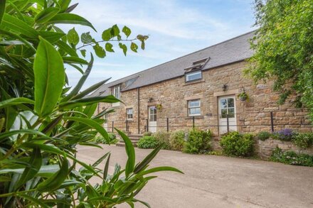 JENNY'S COTTAGE, character holiday cottage in Alnmouth