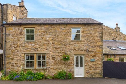 GROVE COTTAGE, pet friendly, character holiday cottage in Allendale