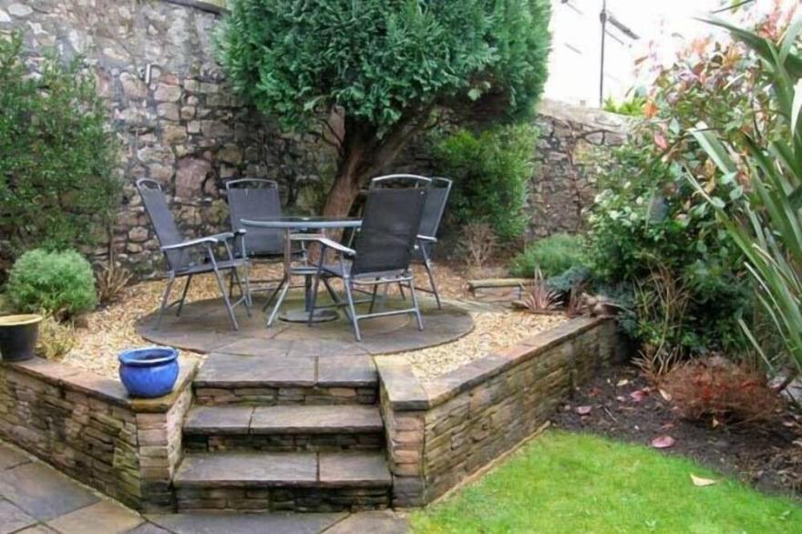 HIGHGATE, Family Friendly, Country Holiday Cottage In Llandudno