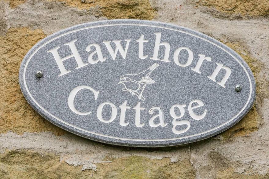 HAWTHORN COTTAGE, romantic, luxury holiday cottage in Eyam