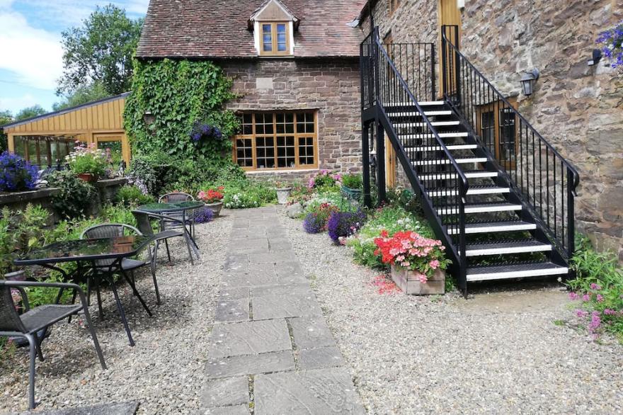 THE BARLEY STORE, family friendly, with a garden in Strefford