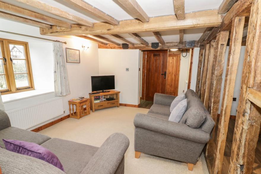 THE BARLEY STORE, family friendly, with a garden in Strefford