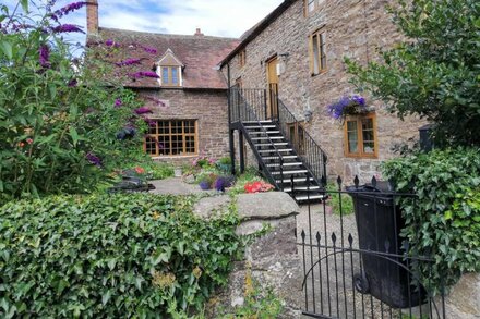 THE BARLEY STORE, family friendly, with a garden in Strefford