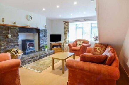 HOLLY COTTAGE, pet friendly, character holiday cottage in Looe