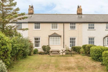 3B COASTGUARD COTTAGES, family friendly in Low Newton-By-The-Sea