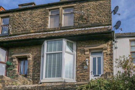 WINDSOR TERRACE, pet friendly, character holiday cottage in Buxton