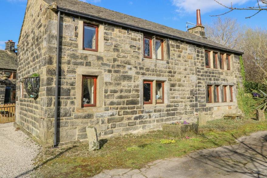 STABLES COTTAGE, Character Holiday Cottage In Todmorden