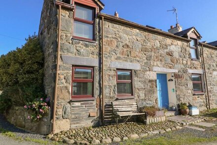 HENDRE, pet friendly, character holiday cottage in Y Felinheli