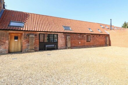 THE LONG BARN, pet friendly, character holiday cottage in Lenwade