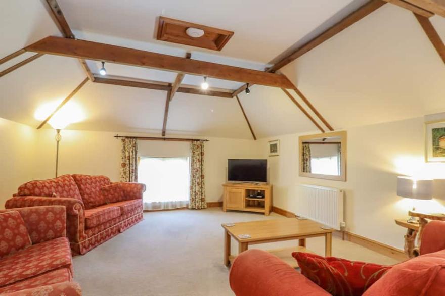 HAYLOFT COTTAGE, pet friendly, with a garden in Little Glemham