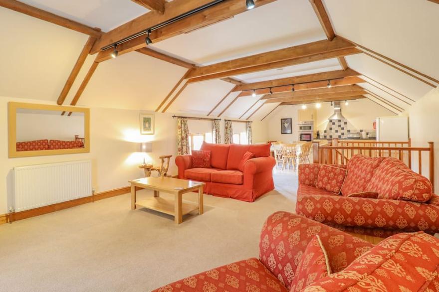 HAYLOFT COTTAGE, pet friendly, with a garden in Little Glemham