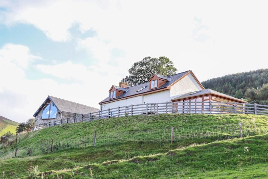 TYN LLWYN, Pet Friendly, With Hot Tub In Glyndyfrdwy