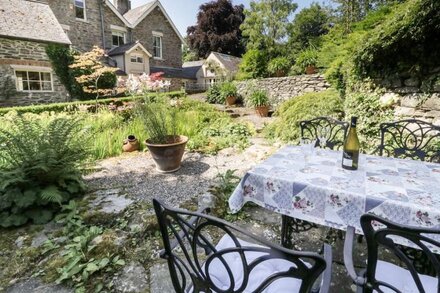 ABER CLWYD MANOR, romantic, country holiday cottage in Derwen