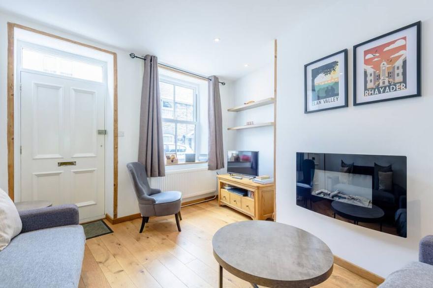 DELFRYN COTTAGE, pet friendly, character holiday cottage in Rhayader