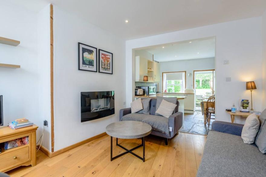 DELFRYN COTTAGE, pet friendly, character holiday cottage in Rhayader
