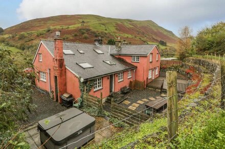 YSGUBOR, pet friendly, luxury holiday cottage in Dinas Mawddwy