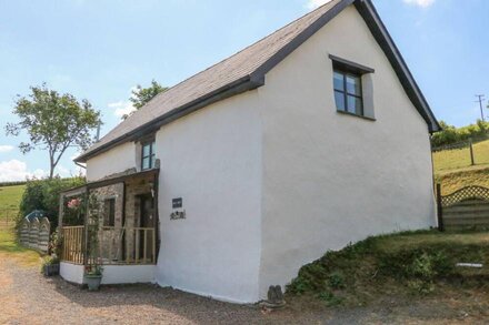 OWL'S NEST, pet friendly, character holiday cottage in South Molton