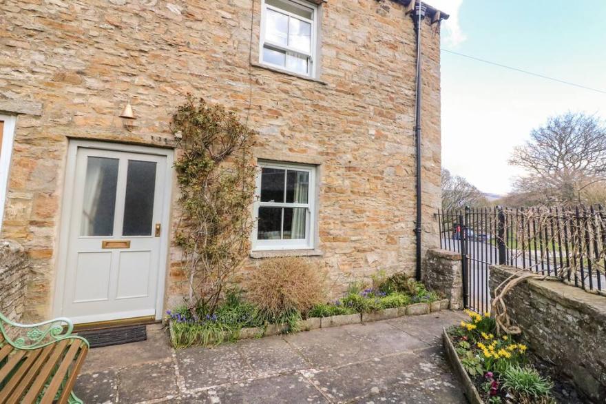 BILL'S PLACE, luxury holiday cottage, with open fire in Bainbridge