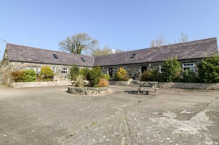 BWTHYN Y DDERWEN (OAK COTTAGE), pet friendly in Pwllheli