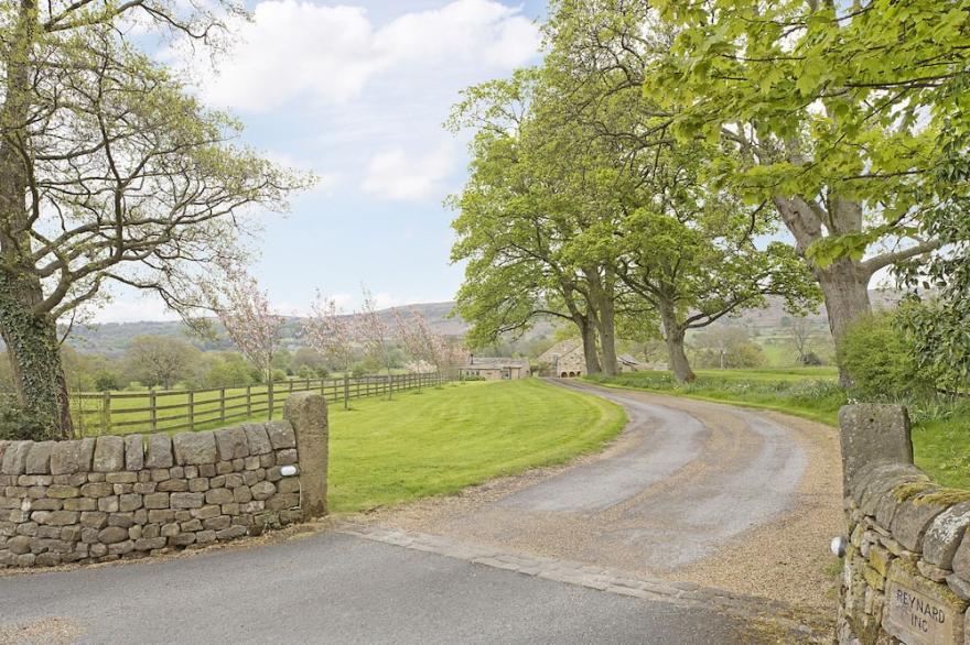 REYNARD ING COTTAGE, luxury holiday cottage in Addingham