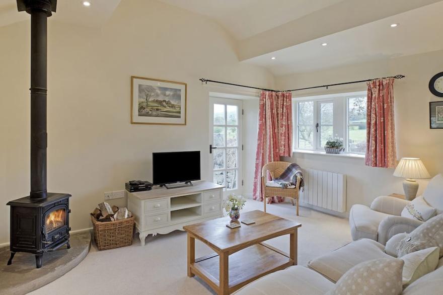 REYNARD ING COTTAGE, luxury holiday cottage in Addingham