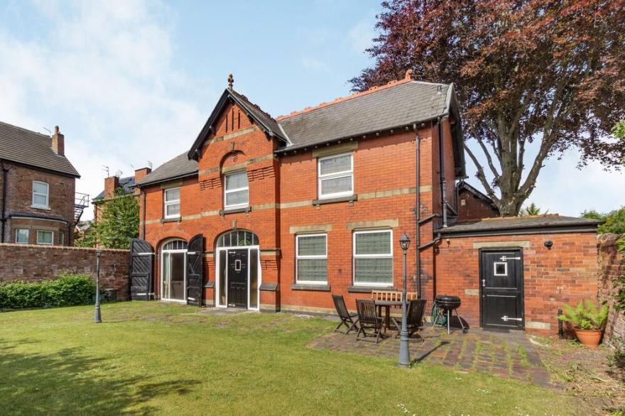 SOUTHPORT COACH HOUSE, Family Friendly, With A Garden In Southport