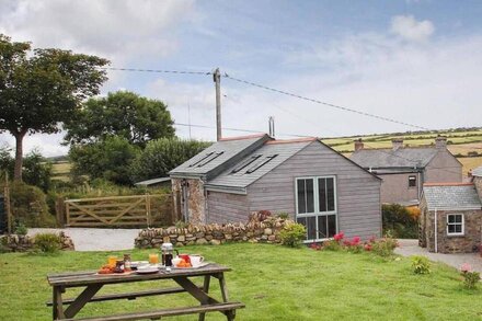 HAY LOFT, pet friendly, country holiday cottage in Camborne