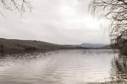 STONE WATER COTTAGE, pet friendly, with a garden in Strathpeffer