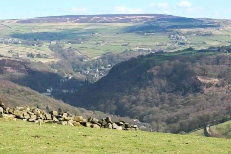 COTTAGE IN THE SKY, Pet Friendly In Luddenden