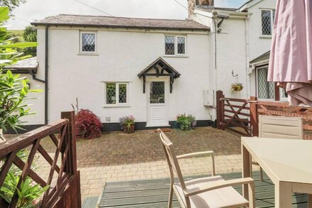 THE LITTLE WHITE COTTAGE, pet friendly, with a garden in Ruthin