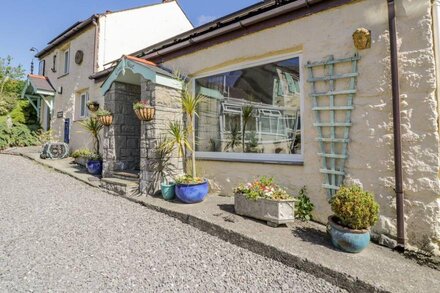 CROW'S NEST COTTAGE, pet friendly, with open fire in Tynygongl