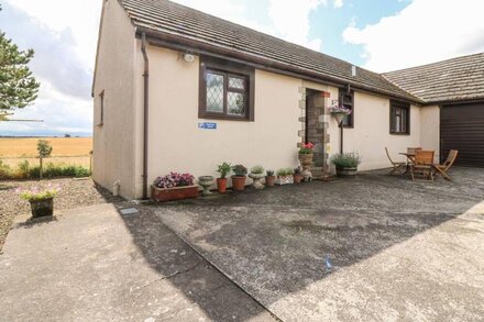 COURTYARD COTTAGE, pet friendly, with open fire in Duns