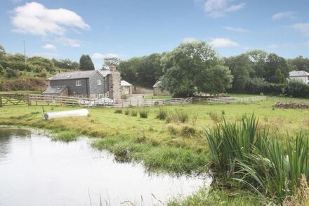 BYRE, pet friendly, country holiday cottage in Lostwithiel