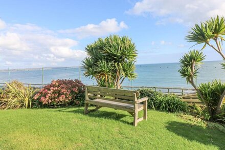 HARBOUR LIGHTS, family friendly, country holiday cottage in Mousehole