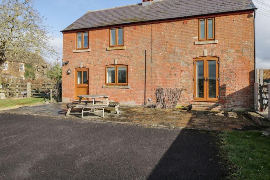 STABLES COTTAGE, Pet Friendly, Character Holiday Cottage In Bowerhill
