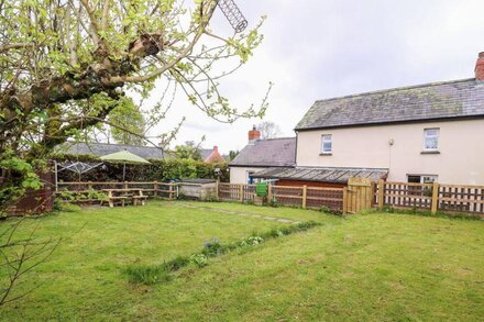 COZY CWTCH COTTAGE, pet friendly, with open fire in Penrhiwllan