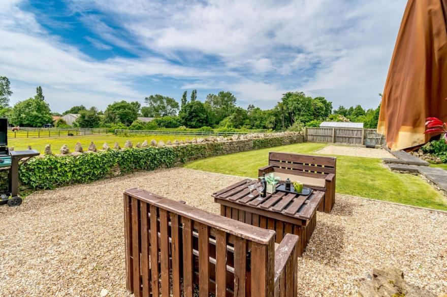 COW BYRE COTTAGE, pet friendly, luxury holiday cottage in Snainton
